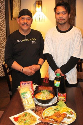 ハラールに腕を振るうバンバンブディアルジョさん（右）ら。食材や調味料はハラール認証品を使う＝流山市