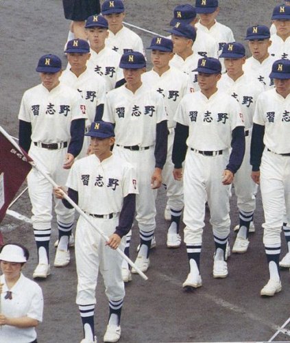 第７５回全国高校野球選手権千葉大会の開会式で行進する福浦ら習志野ナイン＝１９９３年７月１３日、県野球場