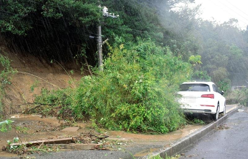 土砂に巻き込まれた車＝２５日午後１時４０分ごろ、長柄町船木