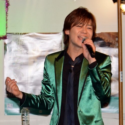 デビュー曲「離さない　離さない」などを熱唱した新浜レオンさん＝２７日、鎌ケ谷市