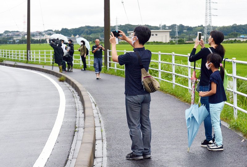 【動画あり】崖の上の子ヤギ「かわいい」と見物客増加　雨の週末　車が急停車、事故懸念の声も