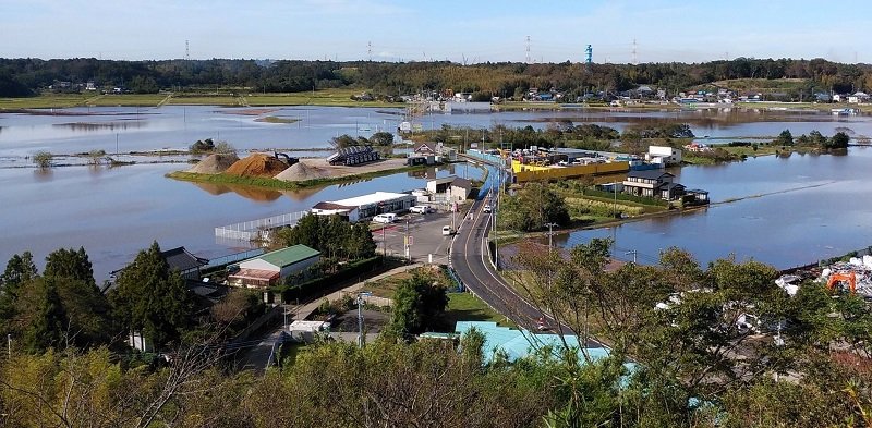 記録的豪雨により氾濫した鹿島川。水田地帯が大水にのみ込まれた＝昨年１０月２６日、佐倉市（密本節夫さん提供）