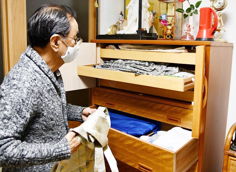 成人式当日の写真撮影にも対応できるように貸衣装の手入れをする五十嵐さん＝６日午後、千葉市稲毛区