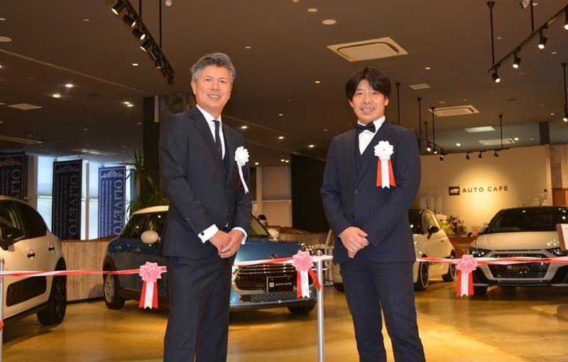 輸入車を見ながら食事ができる「オートカフェ」。（左から）同社の秋葉社長とオリベートの萩原オーナー＝佐倉市
