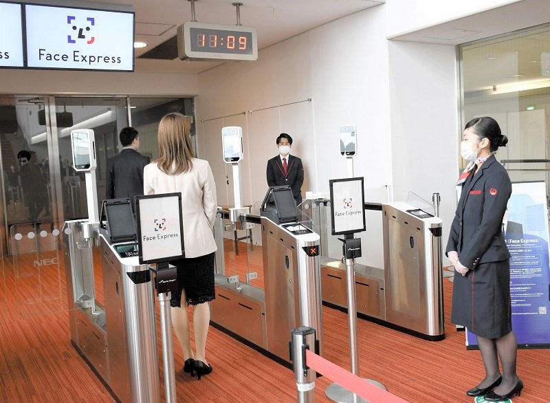 「顔パス」搭乗、成田空港で実験開始　接触減りコロナ対策も　７月から本格運用