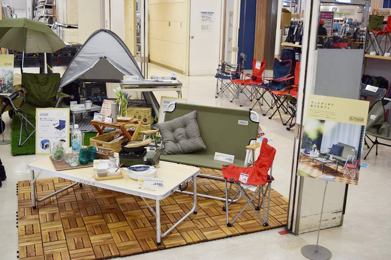 一人用や自宅で楽しめるキャンプ用品も充実させる＝イオン津田沼店