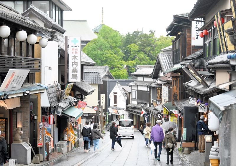 ＧＷ初日にも関わらず、人通りがまばらな成田山参道＝２９日午後２時ごろ、成田市仲町