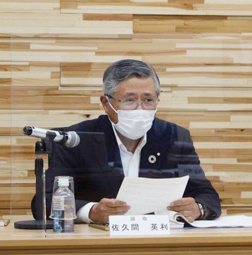 ２１年３月期決算について説明する千葉銀の佐久間頭取＝１０日、千葉市中央区
