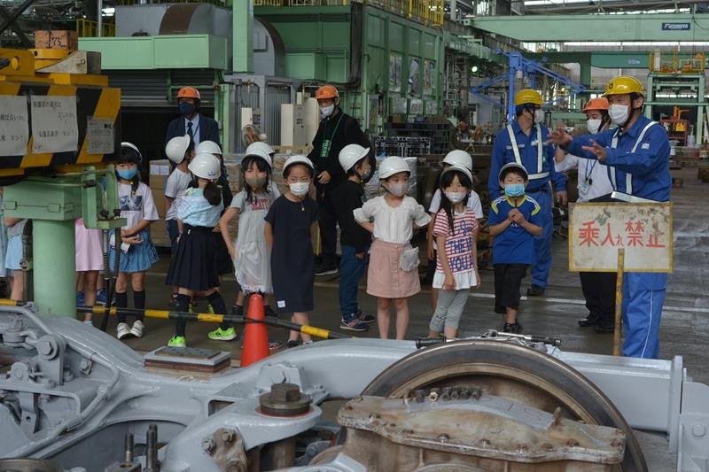 京成基地見学で興味津々　酒々井小３年地元交通テーマに学習