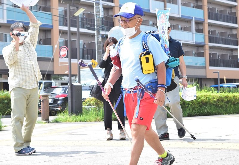 ふるさとまでの歩き旅に出発する原田さん＝１５日午前１０時ごろ、浦安市