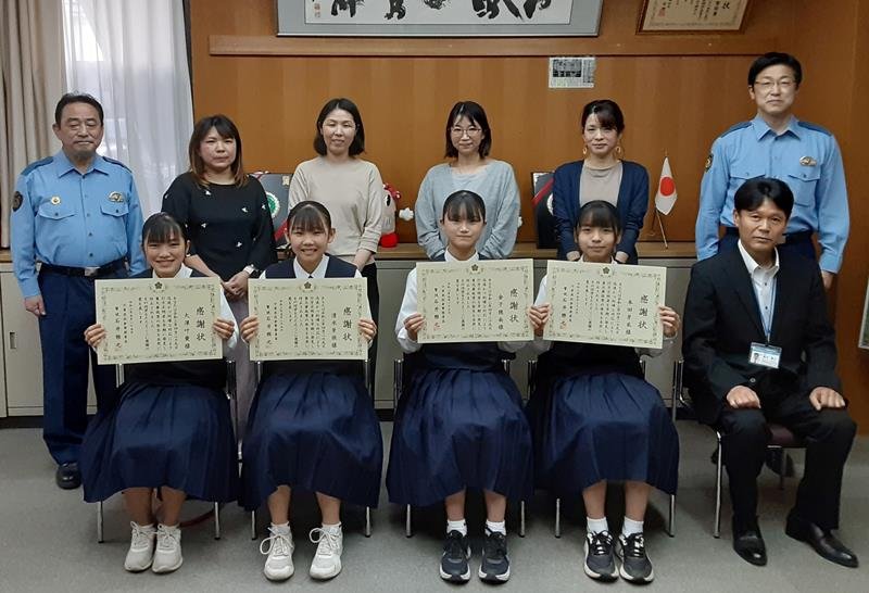 感謝状を贈られた女子生徒４人＝佐倉署
