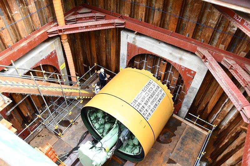 トンネル工事現場に設置された口径３メートルの掘進機＝我孫子市
