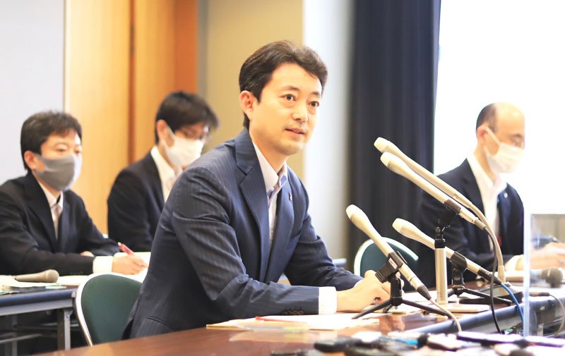 記者会見で２０２１年度６月補正予算案について説明する熊谷知事＝３日、千葉県庁