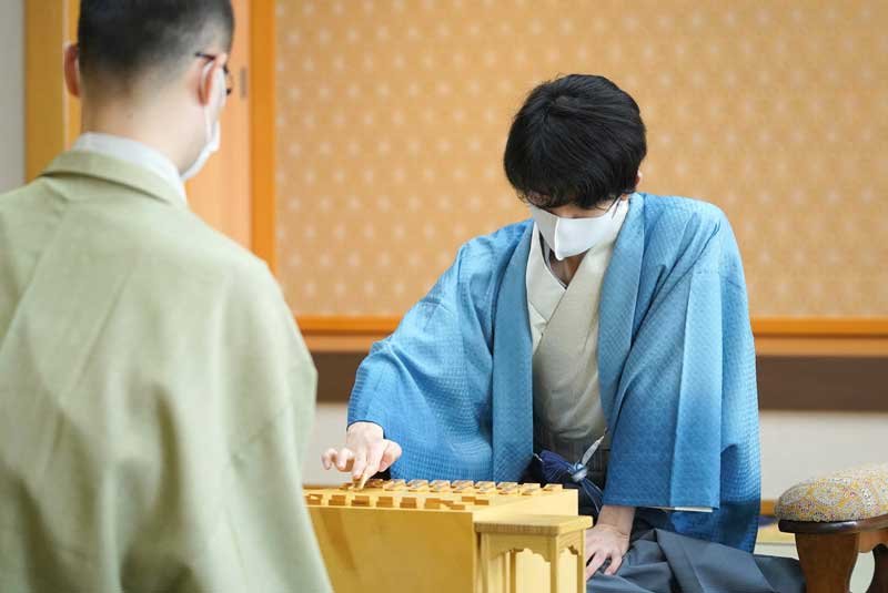 第９２期棋聖戦５番勝負の第１局に臨む藤井聡太棋聖（右）と渡辺明三冠＝６日午前、木更津市（代表撮影）