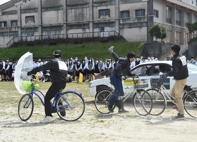 生徒の目の前で、自転車がらみの交通事故が再現された＝千葉県立市原高校
