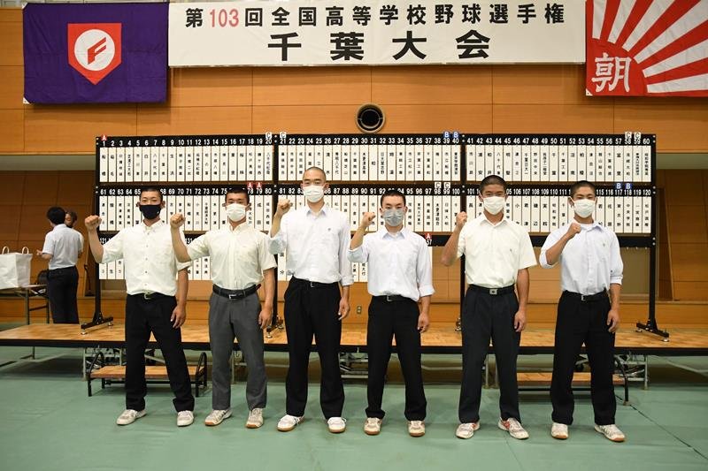 抽選会後にポーズを取る（左から）千葉学芸、専大松戸、成田、県船橋、木更津総合、習志野の主将
