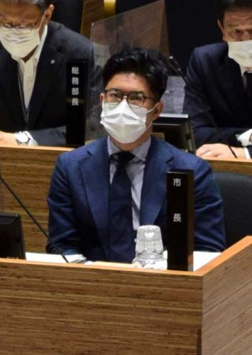議場で採決を見守る村越市長＝１１日、市川市
