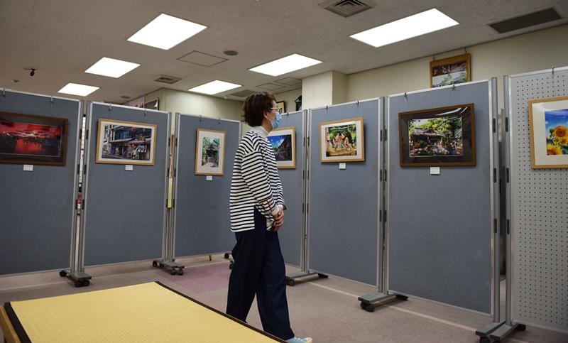 北総地域の風景や人を描いた作品が展示されている＝香取市

