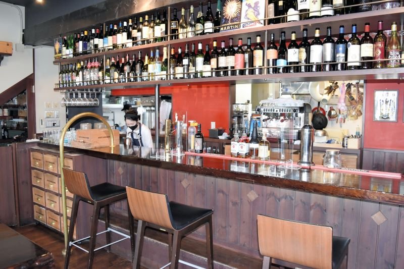 イタリア料理店「ＥＳＴ！ＰＲＯＳＳＩＭＯ」ではアクリル板などの感染防止対策を行っている＝１７日午後２時半ごろ、千葉市中央区