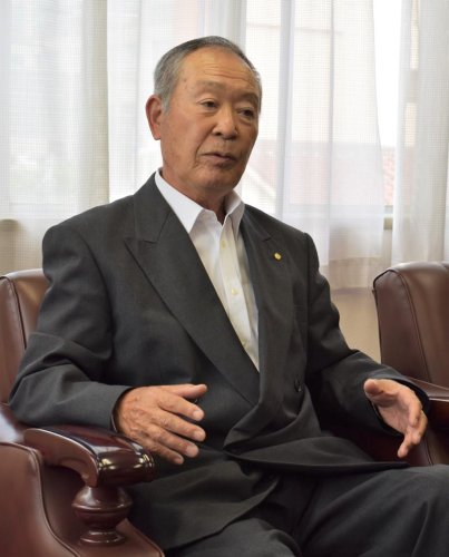 千葉県商工会連合会の会長に就任し、抱負を述べる秦氏＝千葉市中央区
