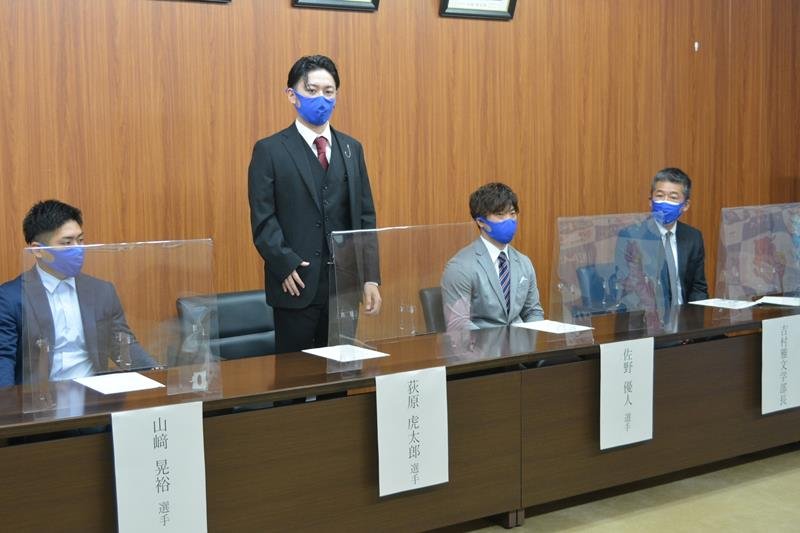 板倉市長を表敬訪問しパラリンピックの抱負を語る荻原選手（左から２人目）ら＝２４日、印西市役所
