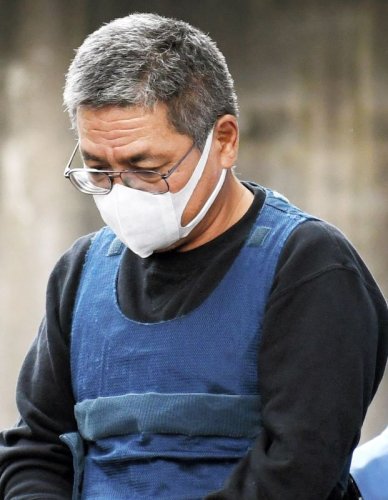 送検される梅沢洋容疑者＝３０日午前９時１５分、成田空港署