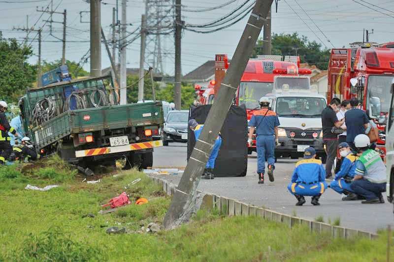 事故の惨状が残る現場を調べる県警の捜査員。ランドセルや校帽、水筒などが散乱していた＝６月２８日、八街市八街は