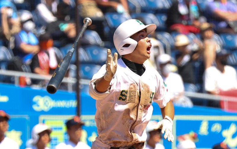 専大松戸－木更津総合　１３回裏専大松戸無死満塁、吉岡がサヨナラ本塁打を放つ＝ＺＯＺＯマリン