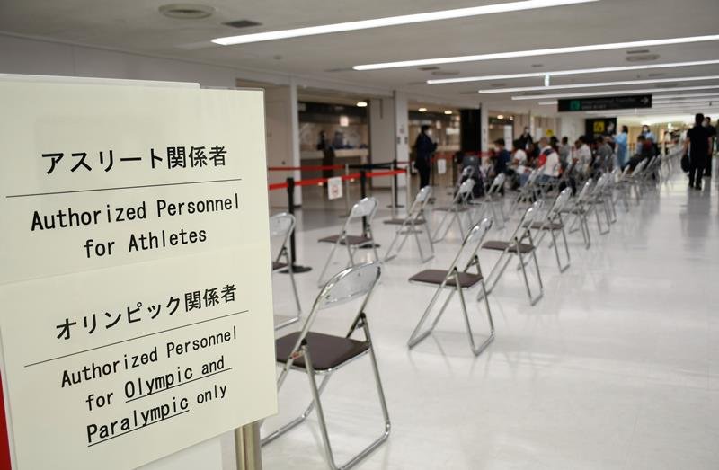 成田空港に到着した大会関係者が書類記入などを行う専用スペース＝１日