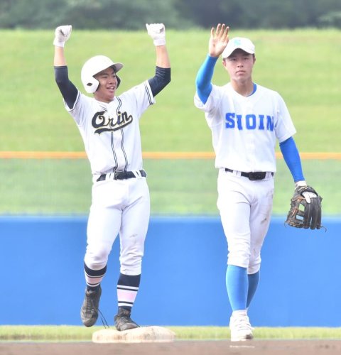 桜林－八千代松陰　１回表桜林１死一、二塁、鈴木陽（左）が先制適時打を放ち喜ぶ＝県総合ＳＣ
