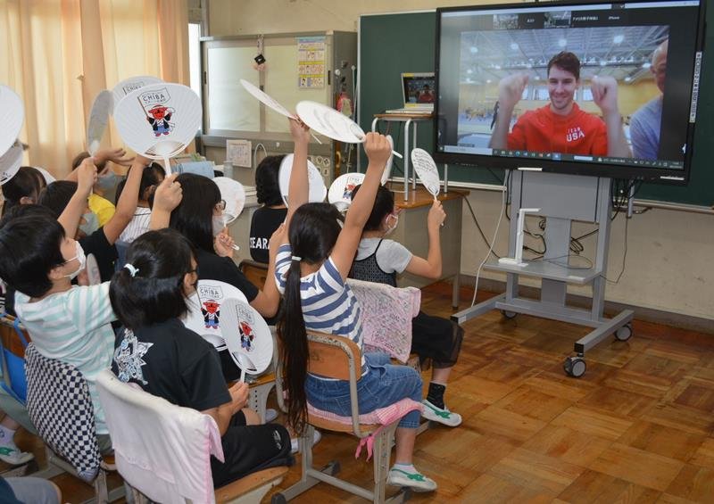 船橋市内で五輪事前合宿中の米体操選手と、オンラインで交流する児童たち＝１９日、同市立七林小