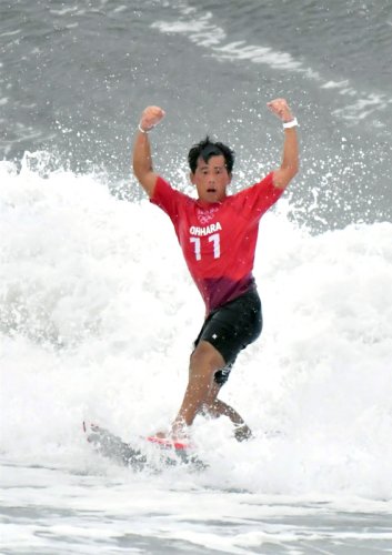男子３回戦　逆転勝ちを確信し、ガッツポーズを見せる大原洋人＝釣ケ崎海岸サーフィンビーチ