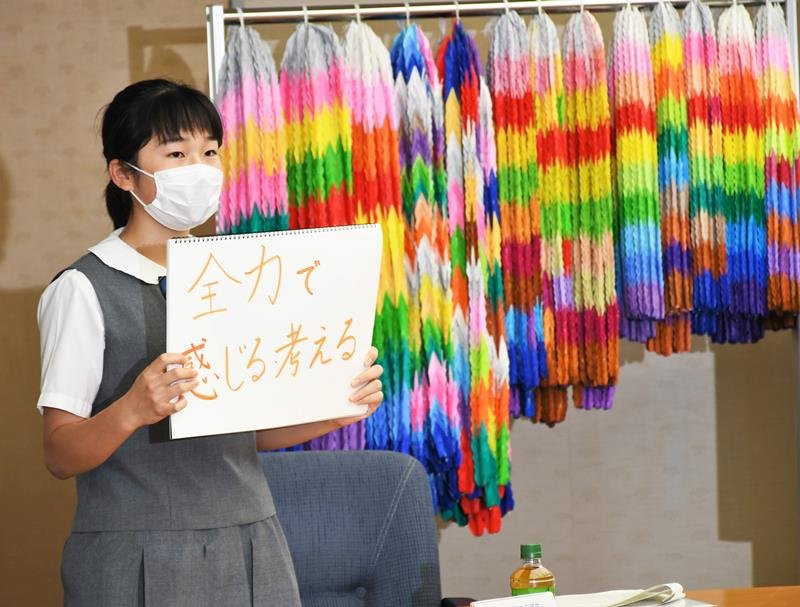 広島訪問の意気込みを語る折り鶴平和使節団団長の加藤さん＝成田市役所