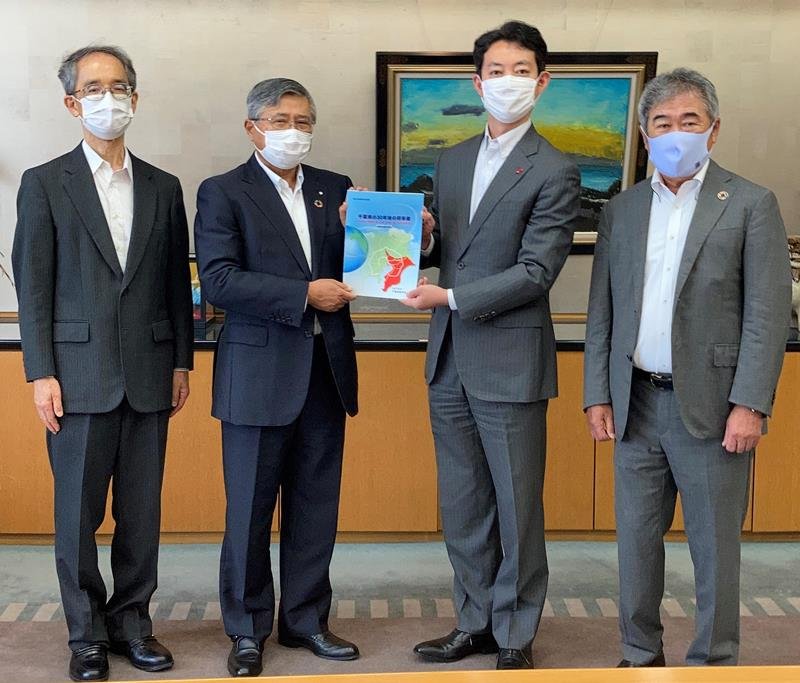 熊谷知事に追加提言書を手渡す県経済同友会の佐久間英利代表幹事（左から２人目）ら＝県庁（同会提供）
