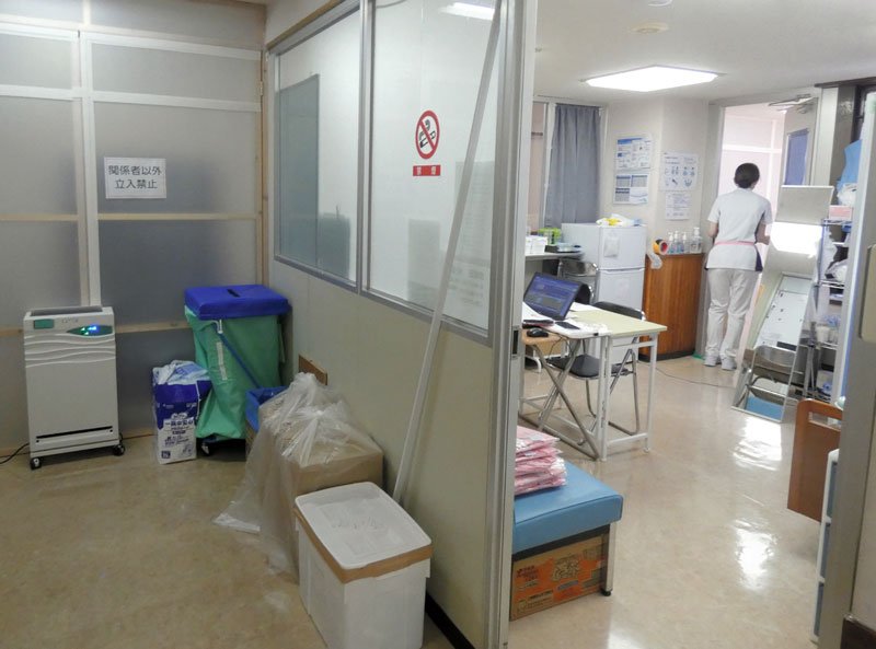 一般患者らが近づかないよう隔離したコロナ病床の入口＝茂原市の菅原病院
