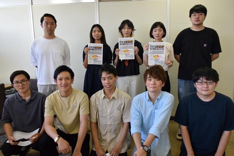 新システムをアピールする千葉科学大学・木村栄宏教授のゼミの学生＝銚子市役所
