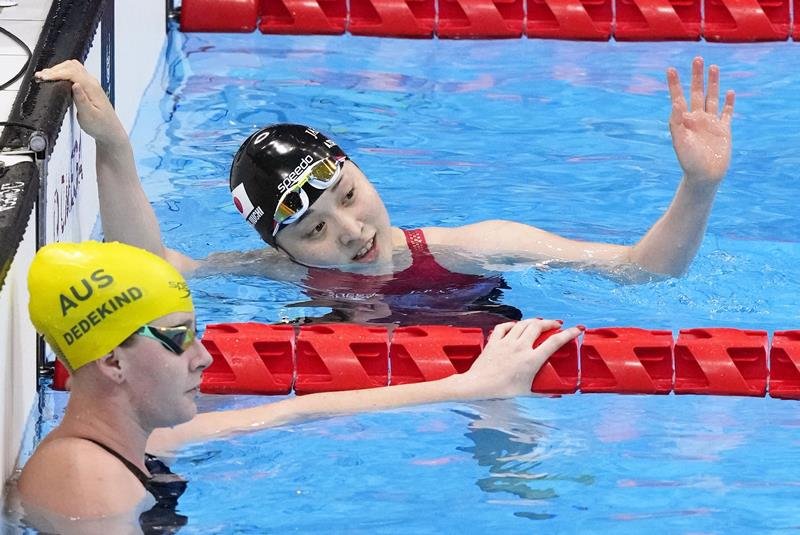 女子５０メートル自由形（視覚障害Ｓ１３）決勝のレースを終え、笑顔で手を振る辻内彩野＝東京アクアティクスセンター（共同）