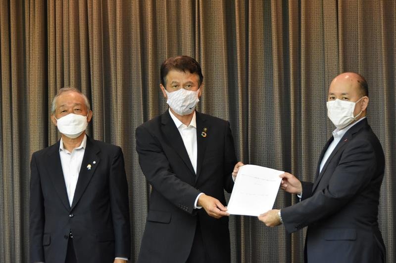 長生郡市７市町村を代表し、滝川副知事（右）に要望書を手渡した田中茂原市長（中央）と小高長生村長＝３日、県庁

