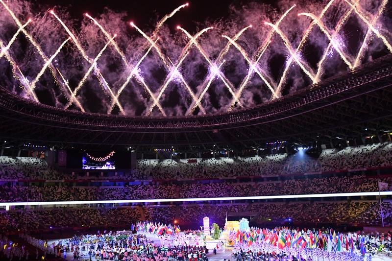 東京パラリンピックの閉会式で打ち上げられた花火。緊急事態宣言下、無観客で行われた＝５日夜、国立競技場