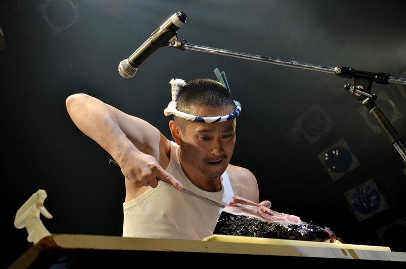 ライブ中に魚をさばく森田釣竿さん＝２０１７年１月（写真家の天津優貴氏撮影、共同）
