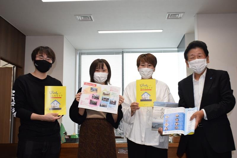 冊子を手にする寺村樹希哉さん、島田咲良さん、大木沙織さん（左から）。右端は諸持教育長＝旭市役所



