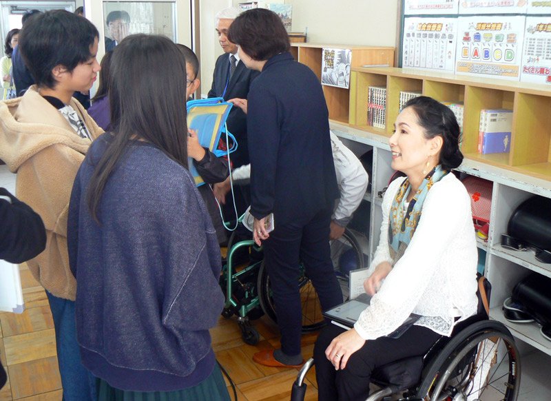 長野パラリンピック金メダリストのマセソン美季さんらを招き、インタビューする児童＝２０１９年１１月、木更津市立清見台小（同校提供）