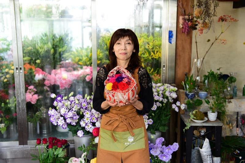 オリジナル商品のプリザーブドフラワーを持つ香取さん＝香取市佐原イ
