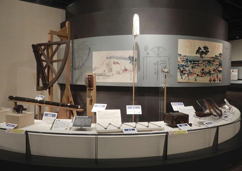 象限儀（左後方）など、伊能忠敬が天体観測や測量に使った器具が展示されている（この日の展示は複製品）＝香取市の伊能忠敬記念館（共同）