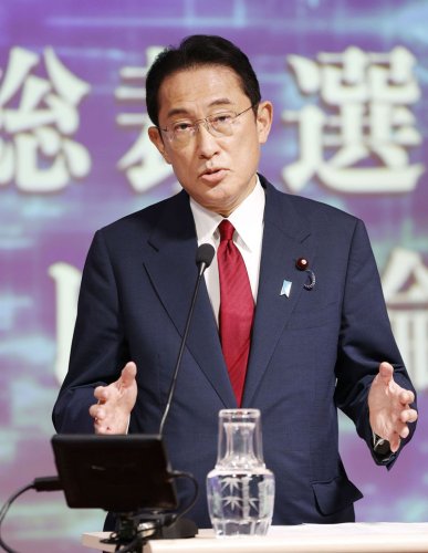 自民党総裁選候補者による討論会で、発言する岸田氏＝１８日午後、東京・銀座（共同）