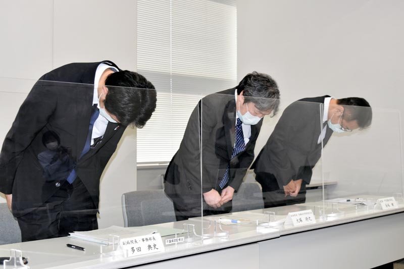 記者会見で謝罪する大塚副病院長（中央）ら＝２９日午後、千葉県庁