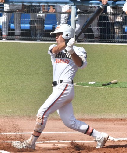木更津総合―拓大紅陵　６回表木更津総合無死一塁、山田が４試合連続となる本塁打を左翼へ放つ＝３日、ゼットエー
