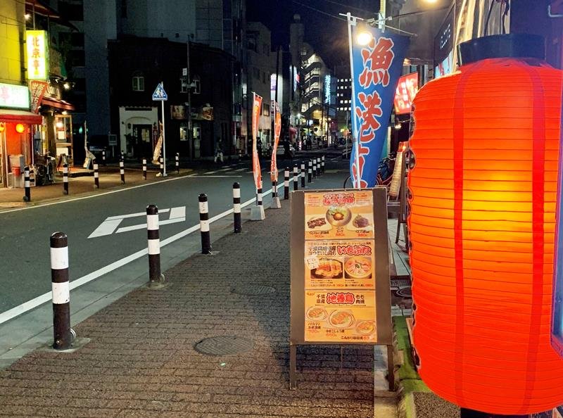 閑散とする千葉市中央区の飲食店街＝２０日午後５時５５分

