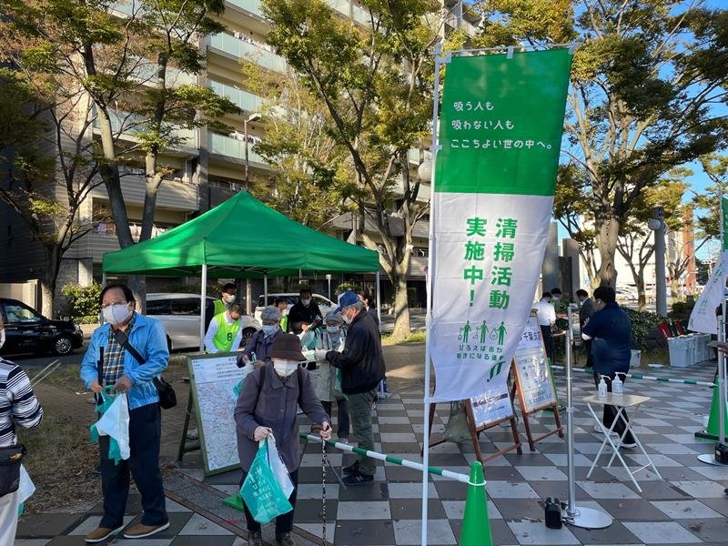 市民ら１０６人が参加した「ひろえば街が好きになる運動」＝千葉市中央区
