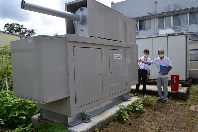特別養護老人ホーム「裕和園」が今年３月に設置した非常用発電機＝千葉市緑区
